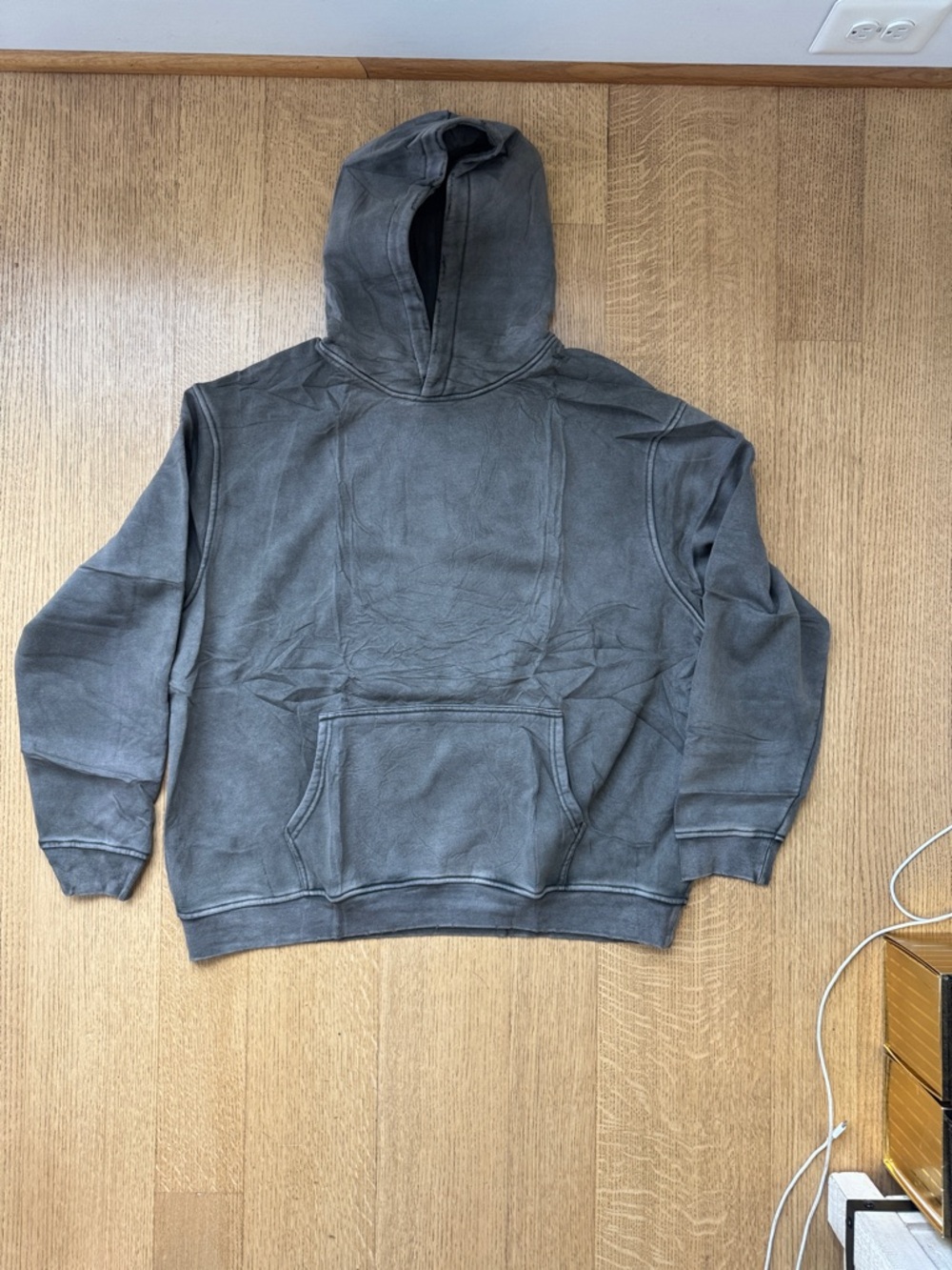 Faiable Vintage-Style Men's Hooded Sweatshirt in Distressed Charcoal